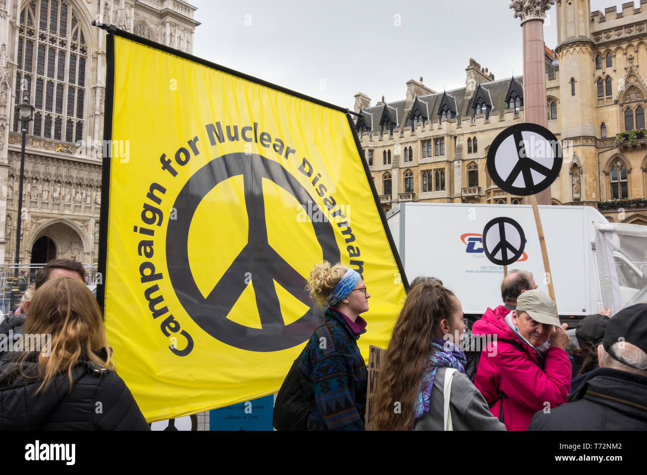 CND Protest gegen Royal Navy National Service of Thanksgiving anlässlich 50 Jahre ‘Continuous at Sea Deterrent’ (CASD) in Westminster Abbey, London Stockfoto