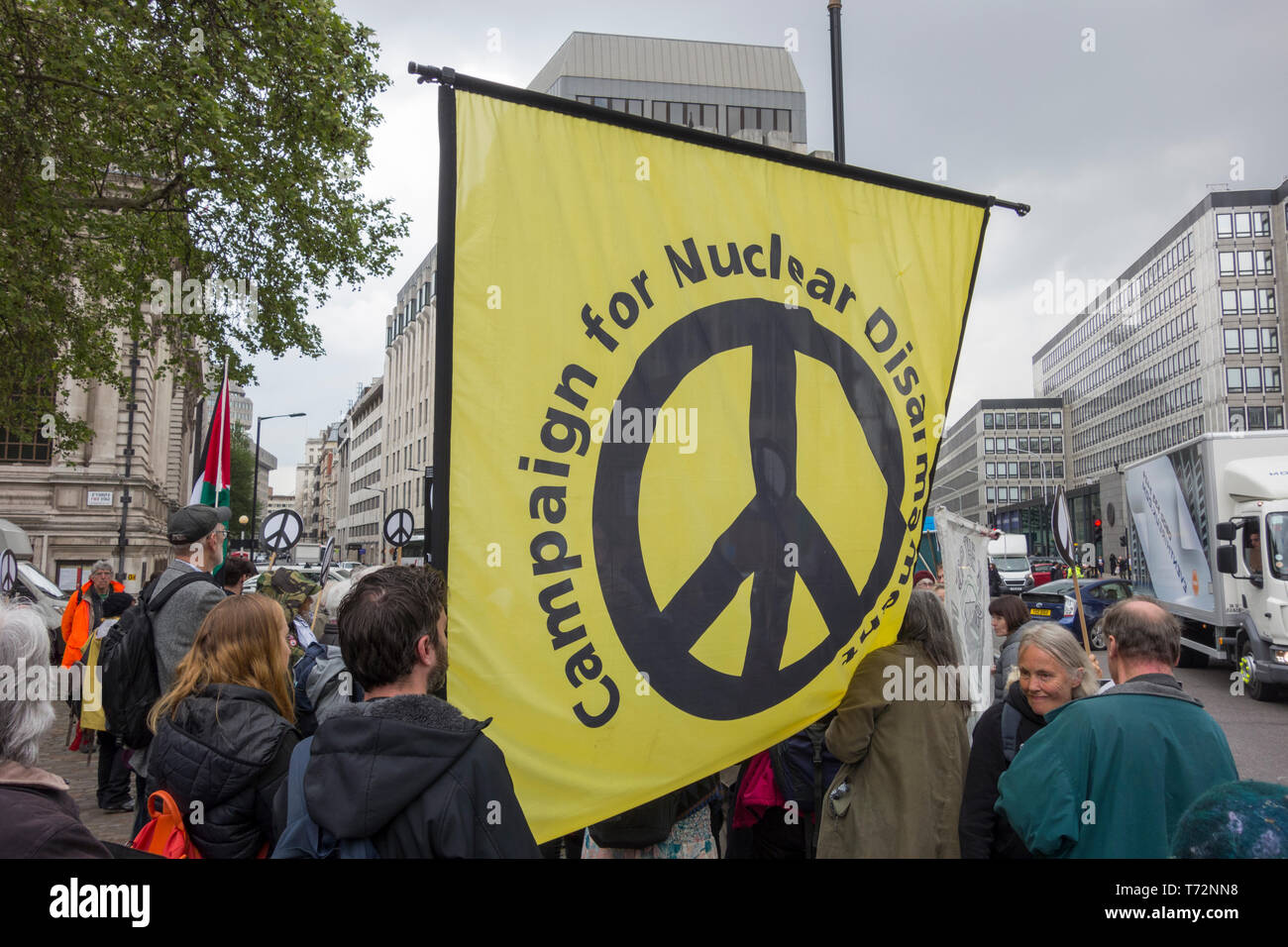 CND Protest gegen Royal Navy National Service of Thanksgiving anlässlich 50 Jahre ‘Continuous at Sea Deterrent’ (CASD) in Westminster Abbey. Stockfoto