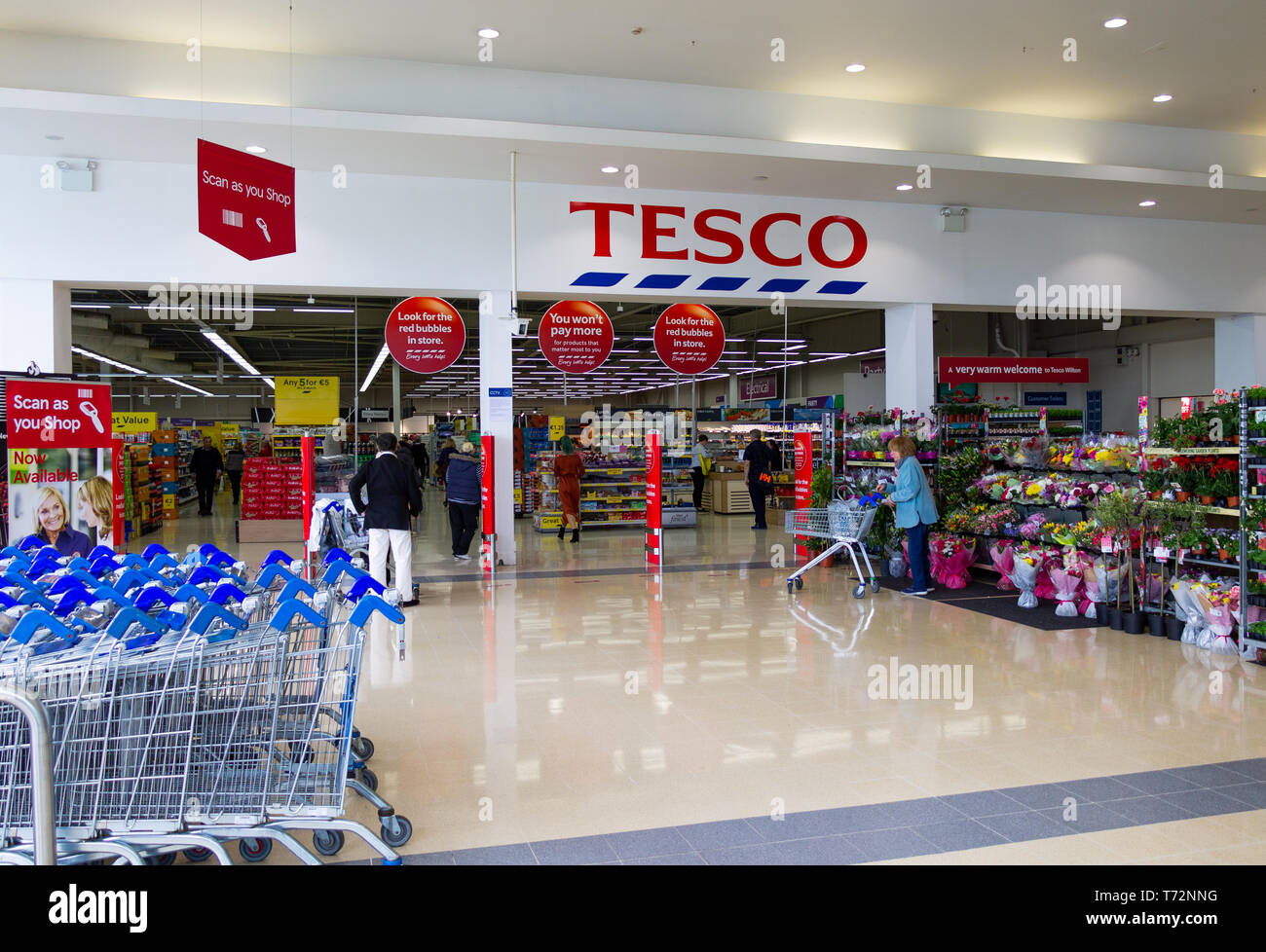 Eingang zum Tesco Supermarkt in einem Einkaufszentrum Stockfoto