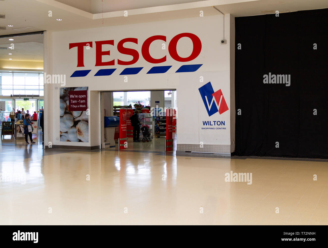 Eingang zum Tesco Supermarkt in einem Einkaufszentrum Stockfoto