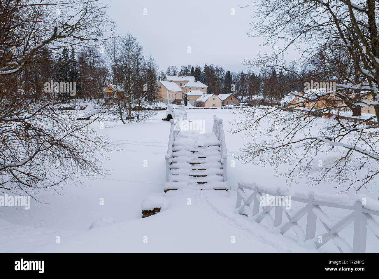 Ein altes Herrenhaus Vihula in Estland, Lahemaa Nationalpark. Schönen Winter mit Brücken und zugefrorenen Teichen. Stockfoto