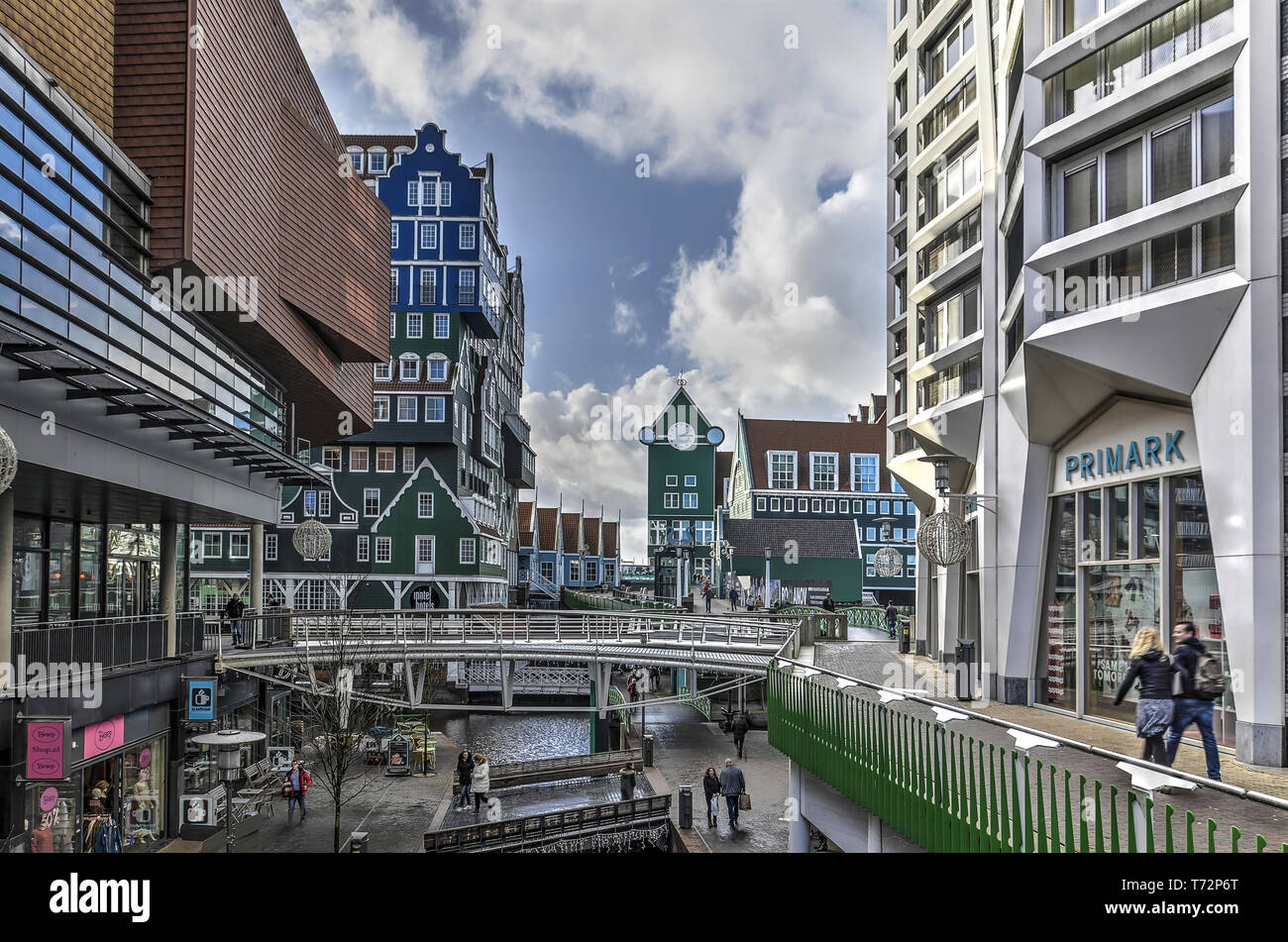 Zaandam, Niederlande, 14. Januar 2019: die in der Region rund um die Innenstadt von Ankersmidplein ist eine Mischung aus Moderne und post-moderne und traditionelle Architektur Stockfoto