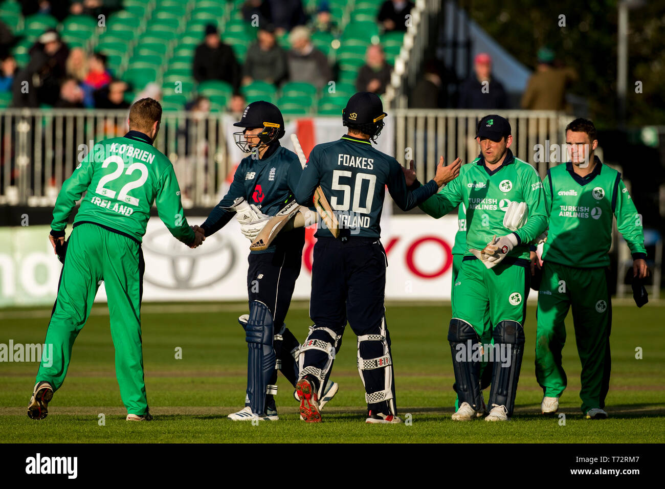 Irlands Kevin O'Brien gratuliert Englands Tom Curran als England Ben Foakes commiserates Irlands wicketwächter Gary Wilson und Andrew McBrine nach dem Einen Tag Länderspiel in Malahide Cricket Club, Dublin. Stockfoto