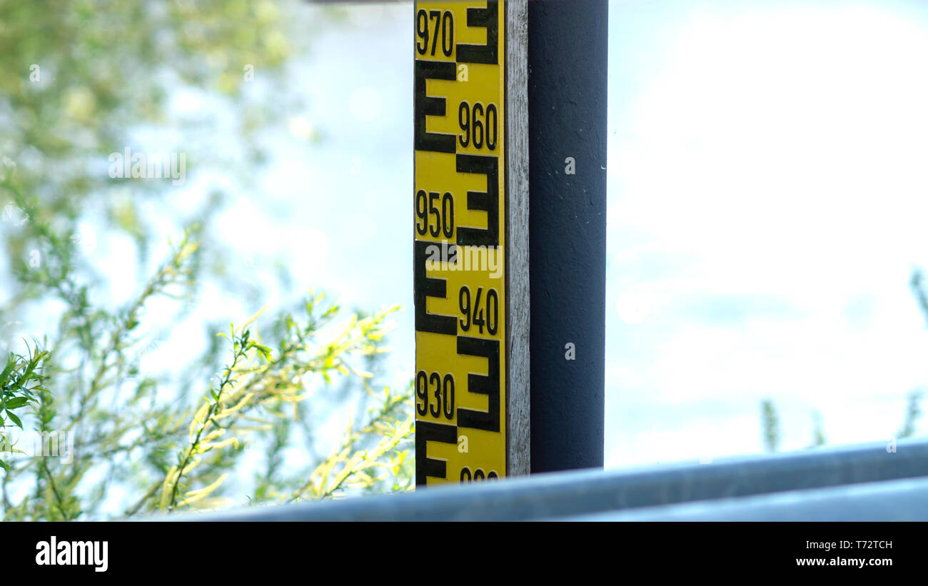 Wasserstand in der Tabelle auf der Elbe Stockfoto