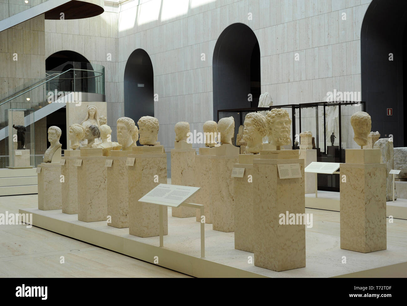 Spanien. Madrid. Nationalen Archäologischen Museum. Innenraum der ein Zimmer mit römischen Büsten. Stockfoto