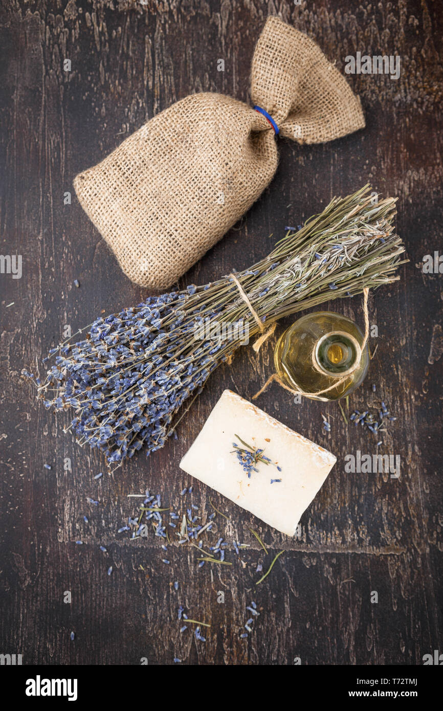 Lavendelöl, pflanzliche Seife und Badesalz Stockfoto