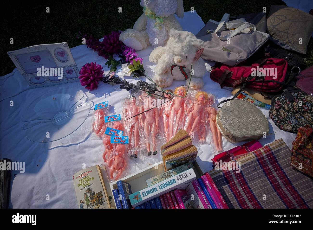 Fake Barbie und Ken Puppen und anderen Bric-a-brac am Auto Boot Verkauf Stockfoto