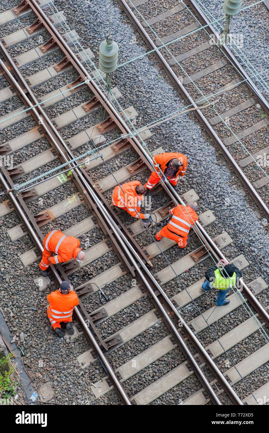Gleisarbeiten in der Nähe des Essener Hbf: Gleisarbeiter senkrecht von oben fotografiert. Stockfoto