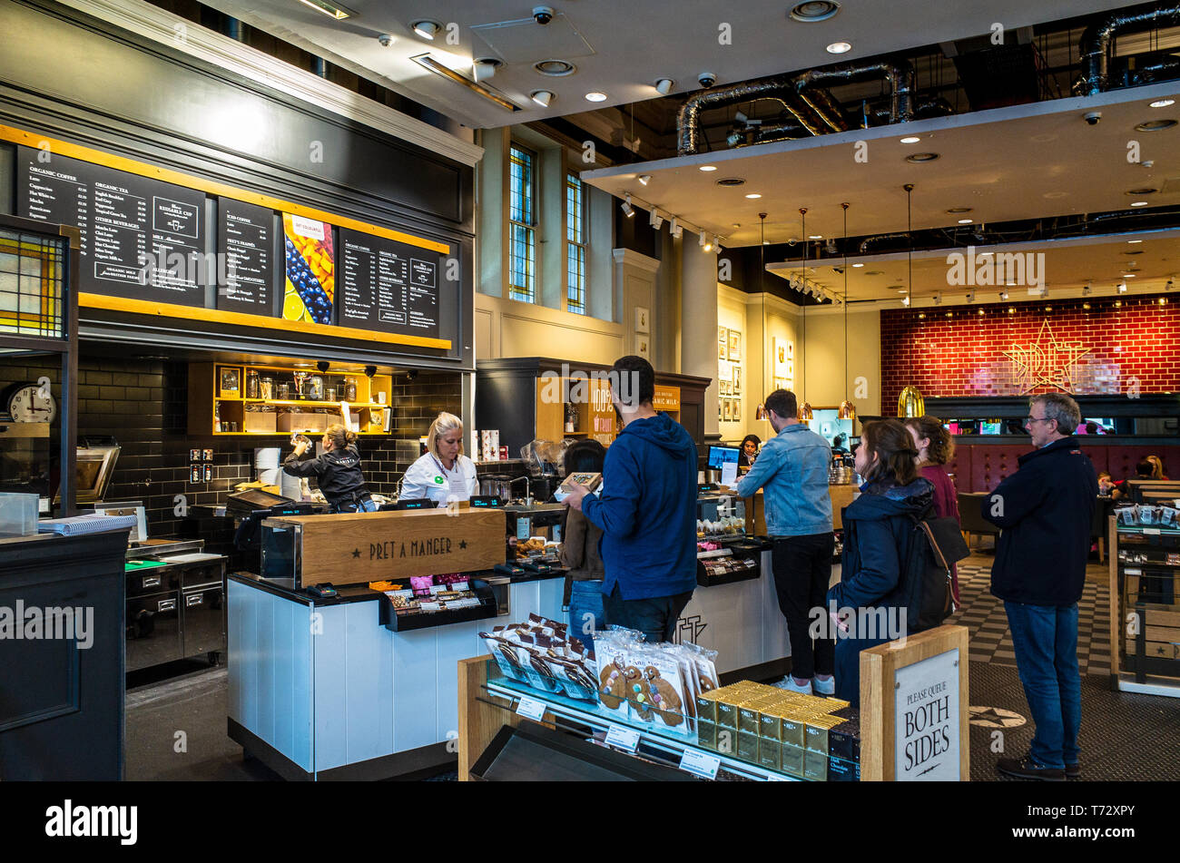 Pret a Manger gegen den Kunden um Kaffee zu einem Pret a Manger Sandwich und Kaffee shop in Central London. Stockfoto