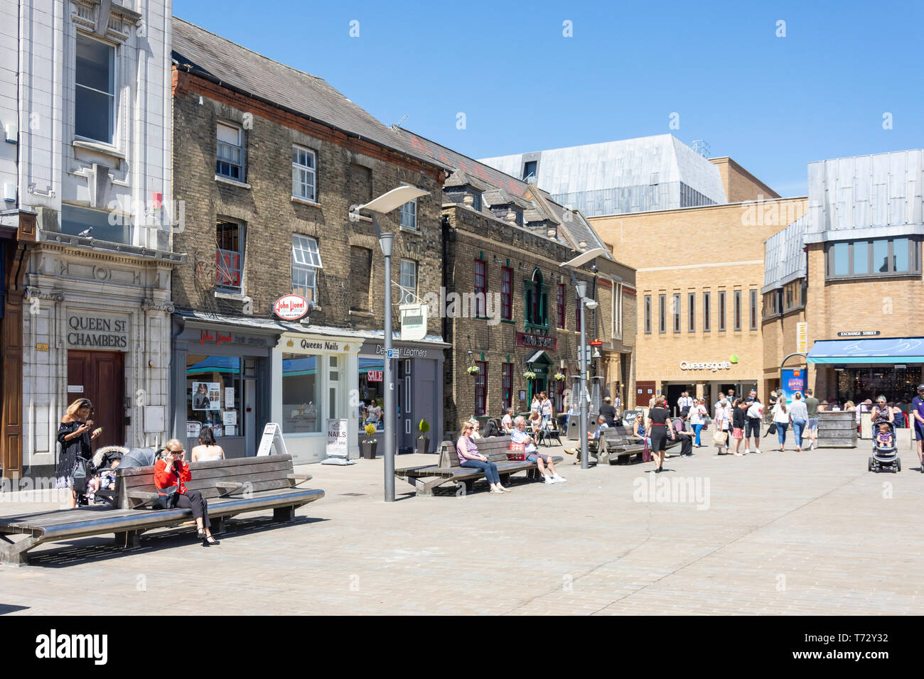 Fußgängerzone Queen Street, Peterborough, Cambridgeshire, England, Vereinigtes Königreich Stockfoto