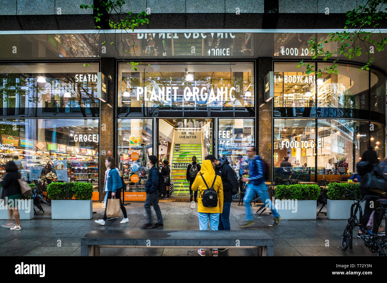 Planet organischen Speichern & Cafe London, dem Planeten organische Store in der Tottenham Court Road im Zentrum von London. Die Kette wurde in Großbritannien im Jahr 1995 gegründet. Stockfoto
