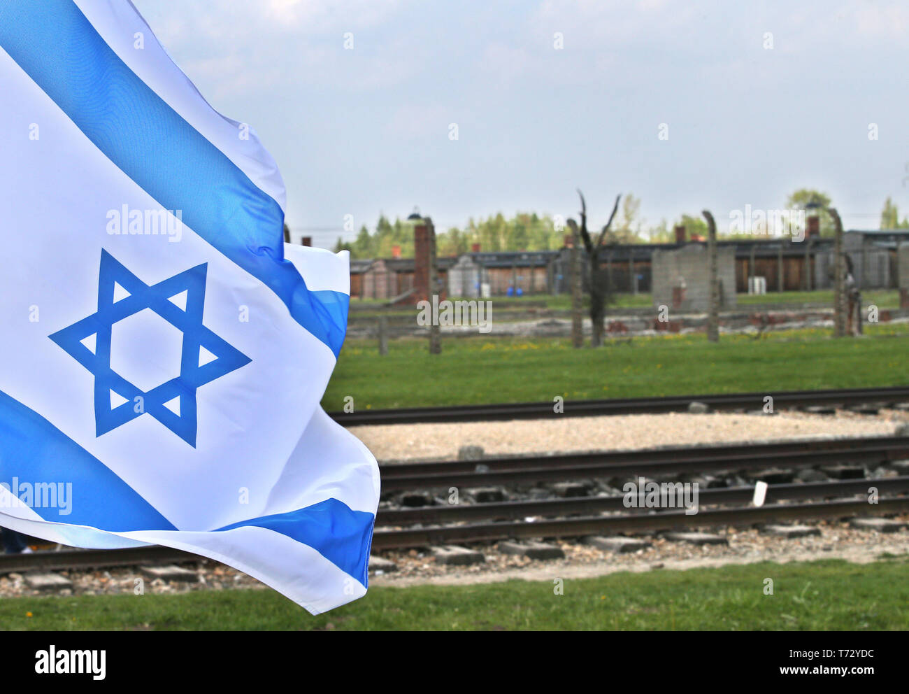 Die Flagge Israels. Die jährlichen März ist Teil des pädagogischen Programms. Jüdische Studenten aus aller Welt nach Polen kommen und studieren Sie die Überreste des Holocaust. Teilnehmer März in Stille, drei Kilometer von Auschwitz I, Auschwitz II Birkenau, dem größten NS-Komplexes von Konzentrationslagern während des Zweiten Weltkrieges II. erbaut. Stockfoto