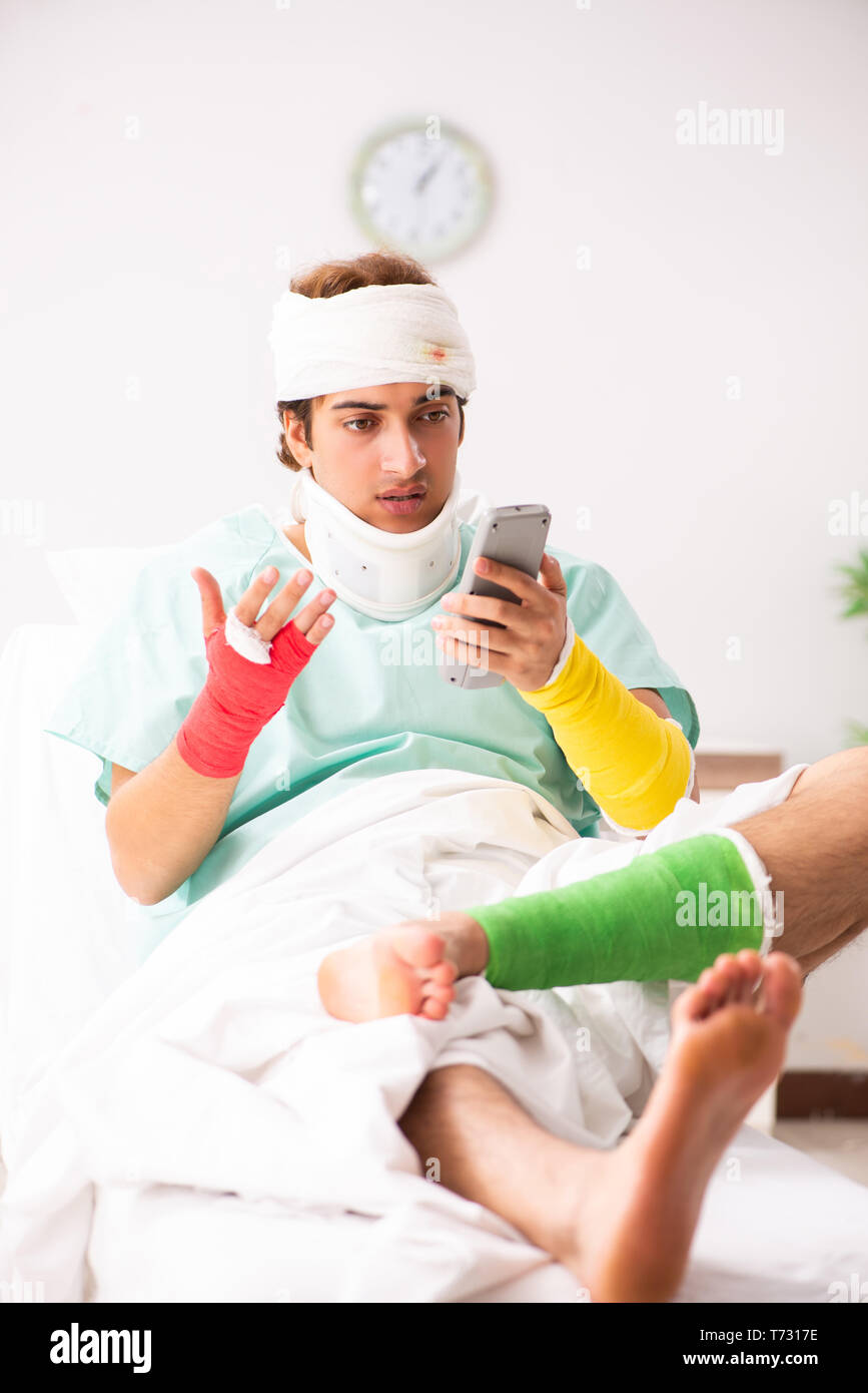 Junge verletzte Mann im Krankenhaus Stockfoto