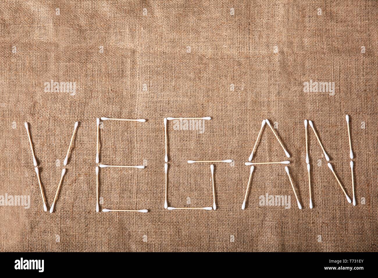 Eine Ansicht von Vegan Text mit Holz- Wattestäbchen über Sack Tuch geschrieben Stockfoto