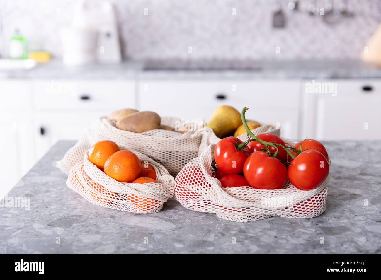 Eine Ansicht von Gemüse und Früchten in der Tasche auf den Küchentisch Stockfoto
