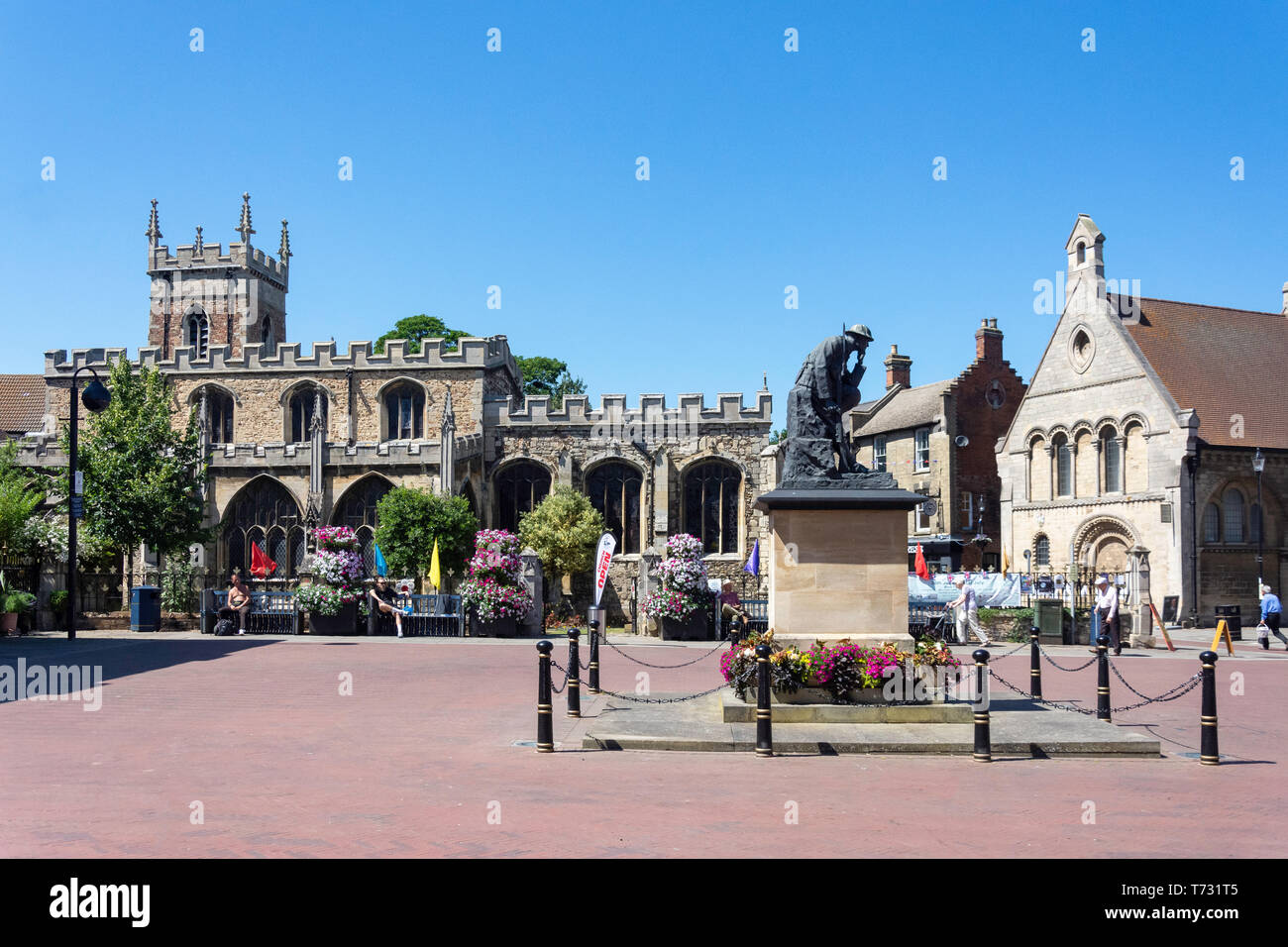 Der Allerheiligen Kirche und Kriegerdenkmal, Marktplatz, Huntingdon, Cambridgeshire, England, Vereinigtes Königreich Stockfoto