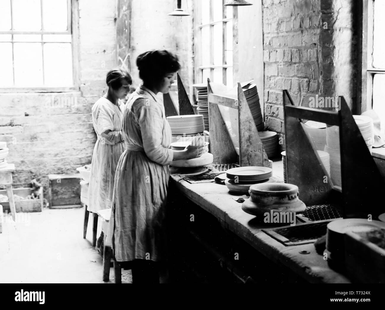 Arbeitnehmer in einem Steingut Töpferei Viktorianischen Periode Stockfoto