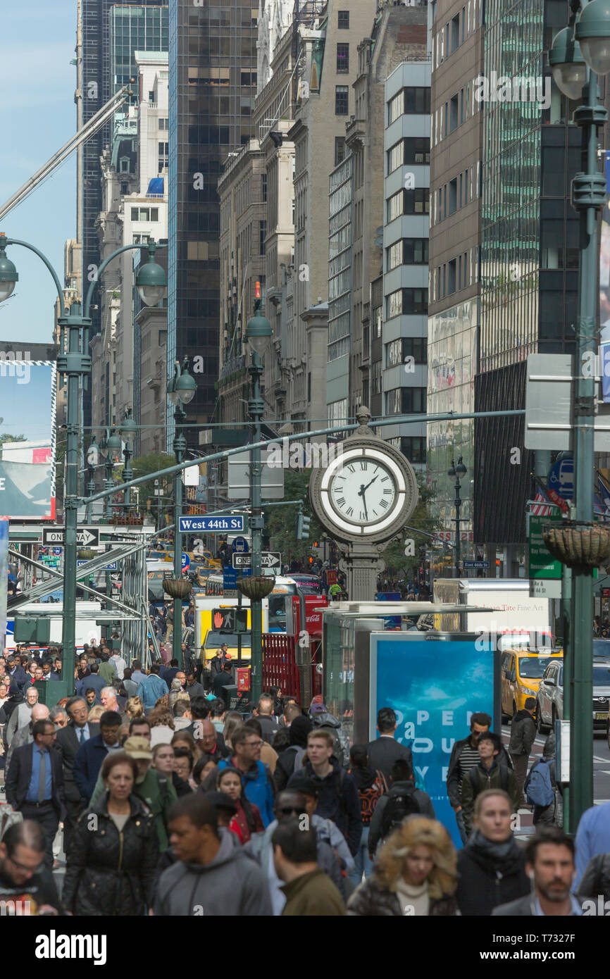 ZUR MITTAGSZEIT MASSEN FIFTH AVENUE MIDTOWN MANHATTAN NEW YORK CITY USA Stockfoto