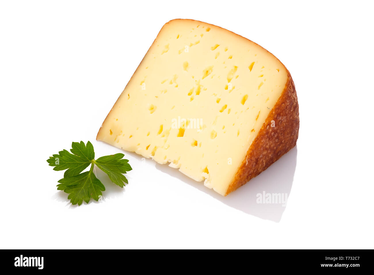 Moutnain Käse mit Petersilie weiß isoliert Stockfoto