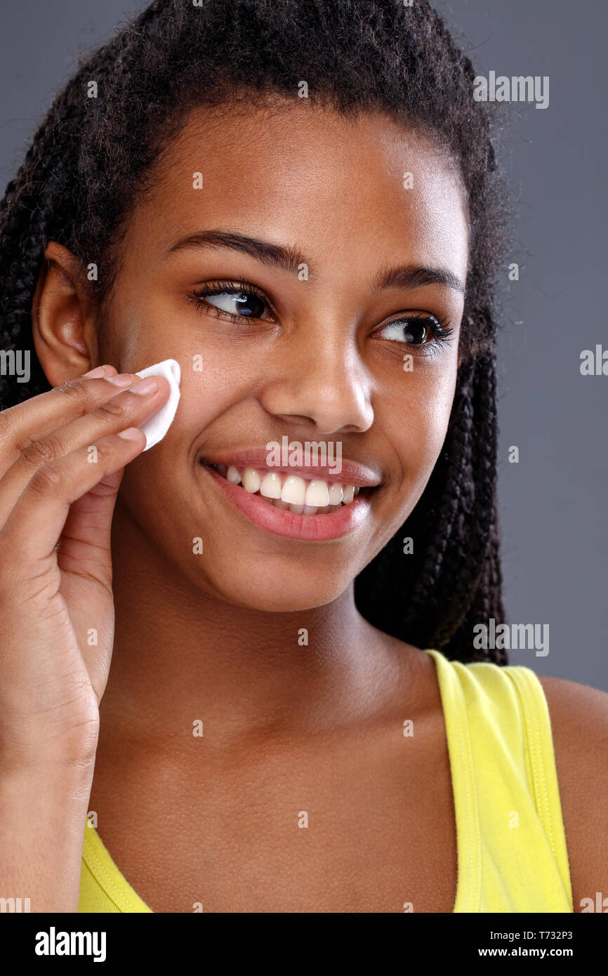 Junge afrikanische Mädchen Reinigung von Haut bilden Stockfoto
