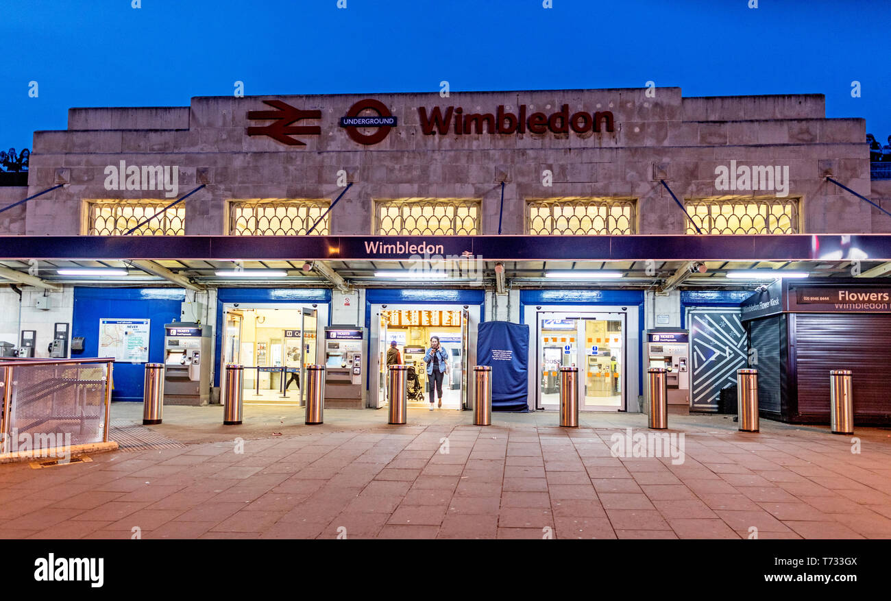 Wimbledon Mainline Bahnhof bei Nacht London UK Stockfoto