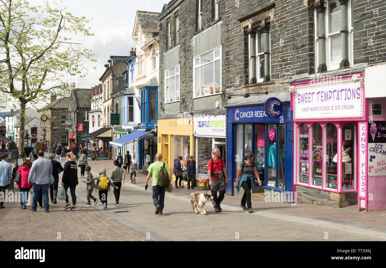 Paar mit Hund wandern in Keswick Stadtzentrum, Cumbria, England, Großbritannien Stockfoto