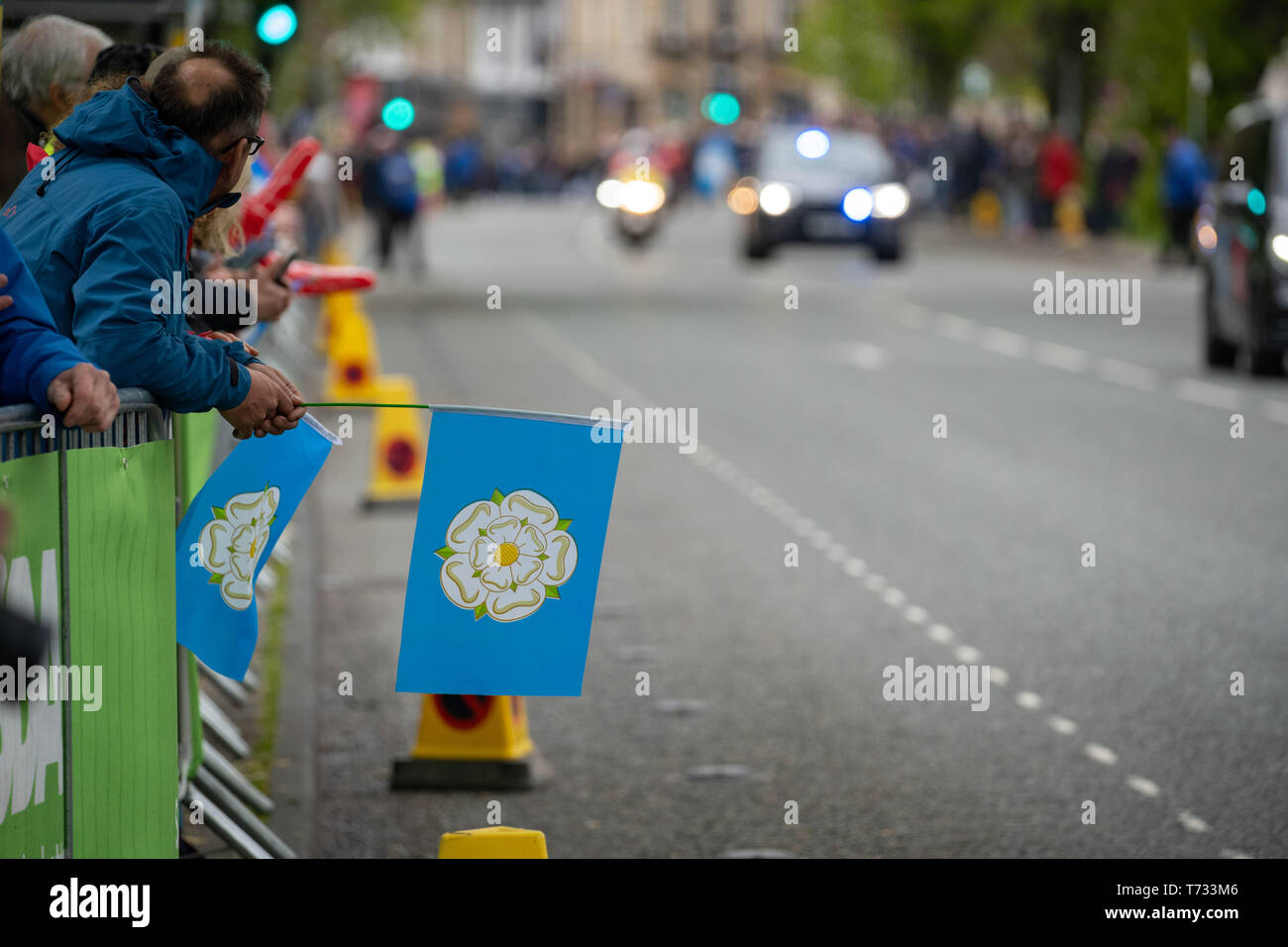 Mann mit der Flagge der Weißen Rose von Yorkshire in der Nähe der Sprint-Ziellinie der Tour de Yorkshire, Harrogate, North Yorkshire, England, Großbritannien. Stockfoto