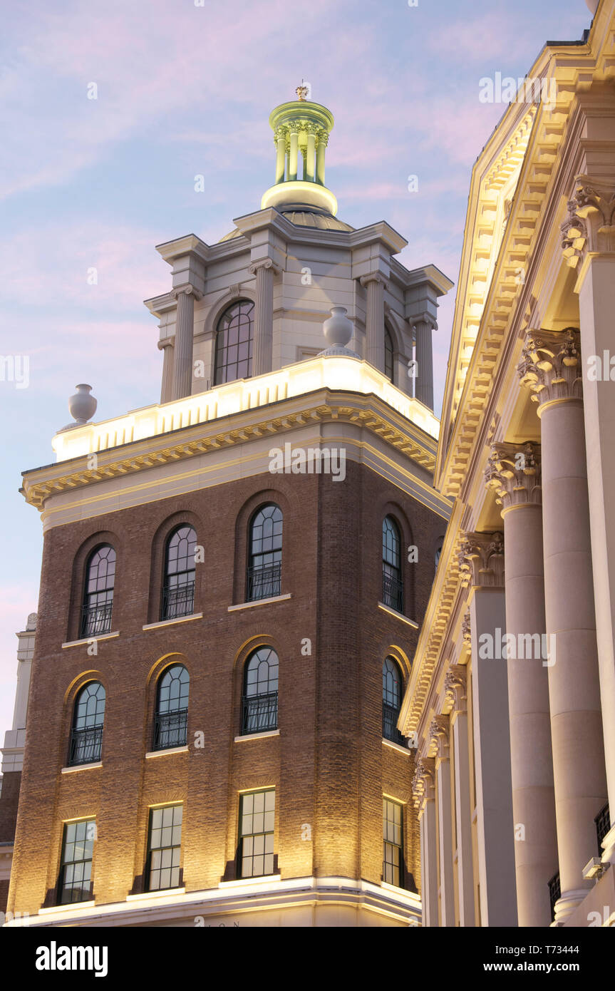 Moderner Luxus Apartments, kunstvoll in Neuen Klassischen Stil gestaltet. Der Turm der neuen Royal Pavilion in Königin Mutter Square, Poundbury, Dorset, Großbritannien. Stockfoto