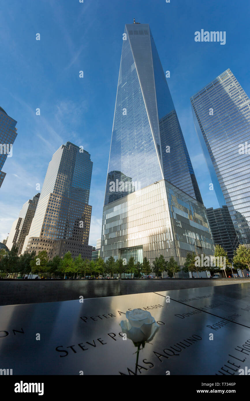 Das ONE WORLD TRADE CENTER (© LIBESKIND CHILDS GOTTESDIENER SOM 2016) Norden einen reflektierenden Pool MEMORIAL DOWNTOWN MANHATTAN NEW YORK CITY USA Stockfoto