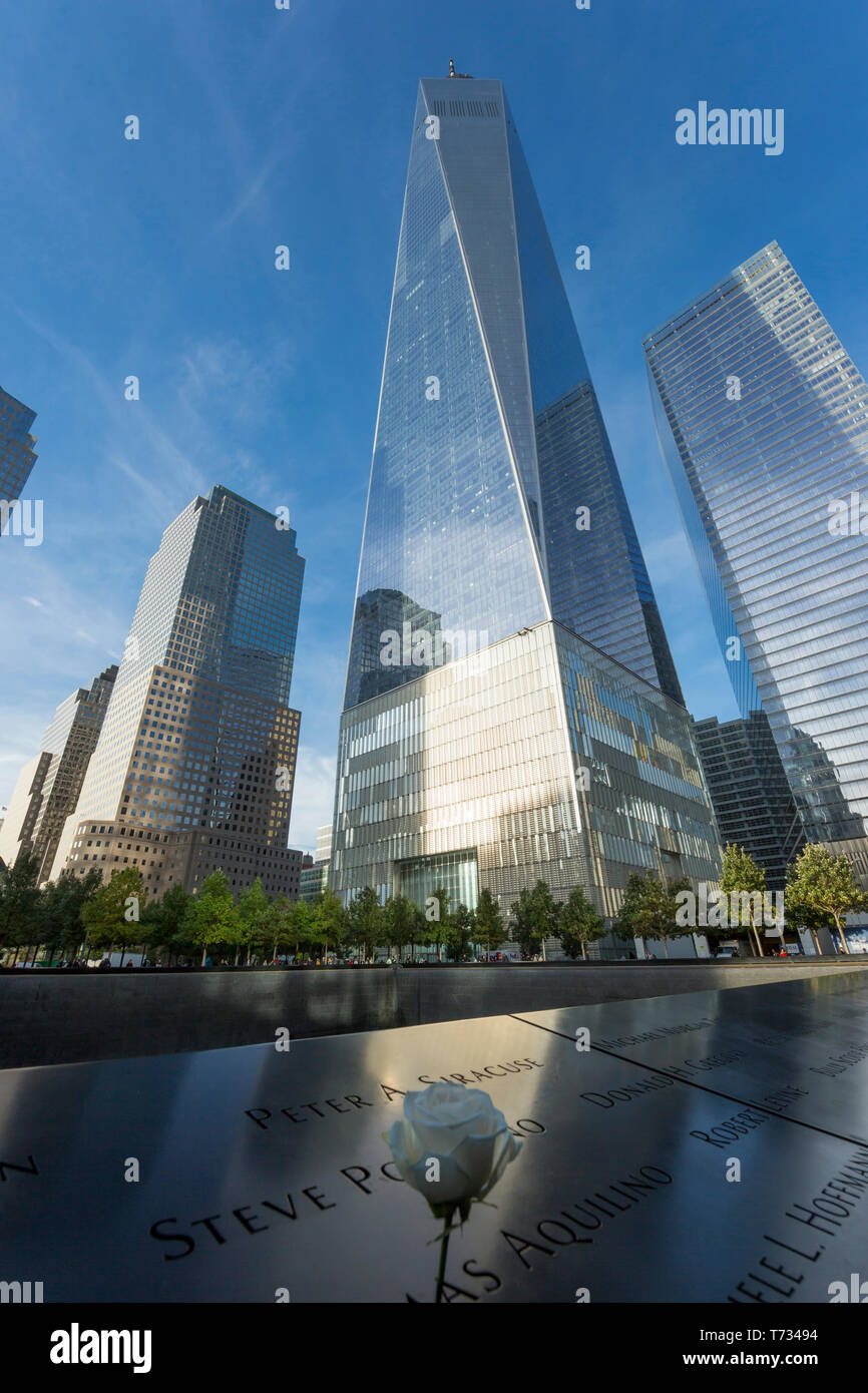 Das ONE WORLD TRADE CENTER (© LIBESKIND CHILDS GOTTESDIENER SOM 2016) Norden einen reflektierenden Pool MEMORIAL DOWNTOWN MANHATTAN NEW YORK CITY USA Stockfoto