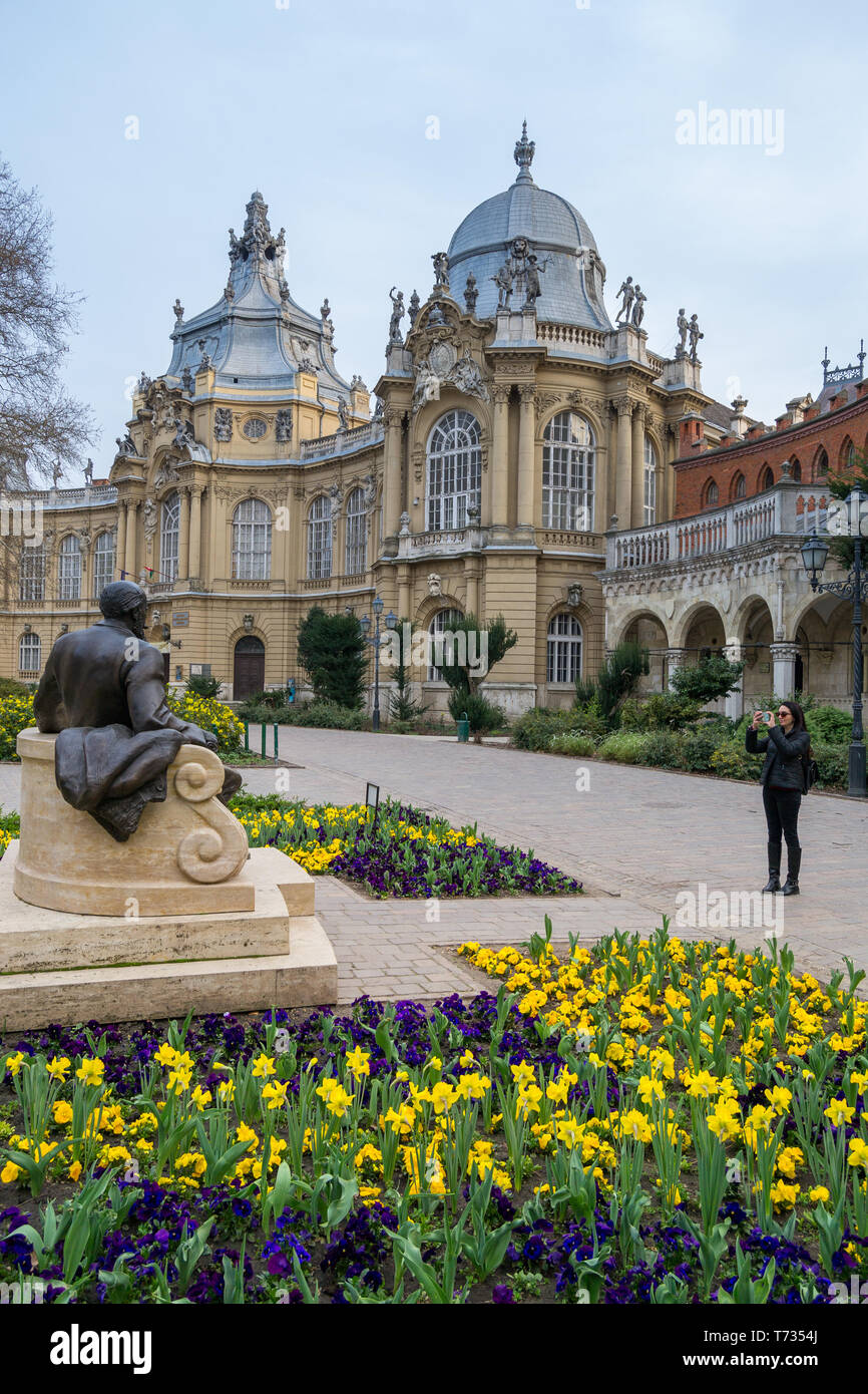 Budapest, Ungarn - 3. April 2019: Hof der Burg vajdahunyad, ein Tourist fotografierte eine Statue Stockfoto