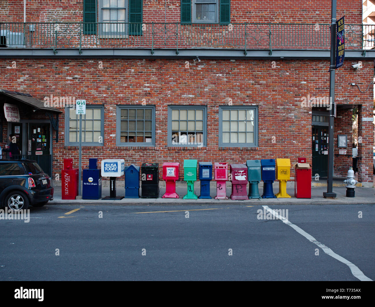 New Orleans, Louisiana, USA - 2019: Zeitung und Zeitschrift Automaten (einige von Ihnen kostenlos Kataloge und Handbücher) auf einem Bürgersteig. Stockfoto