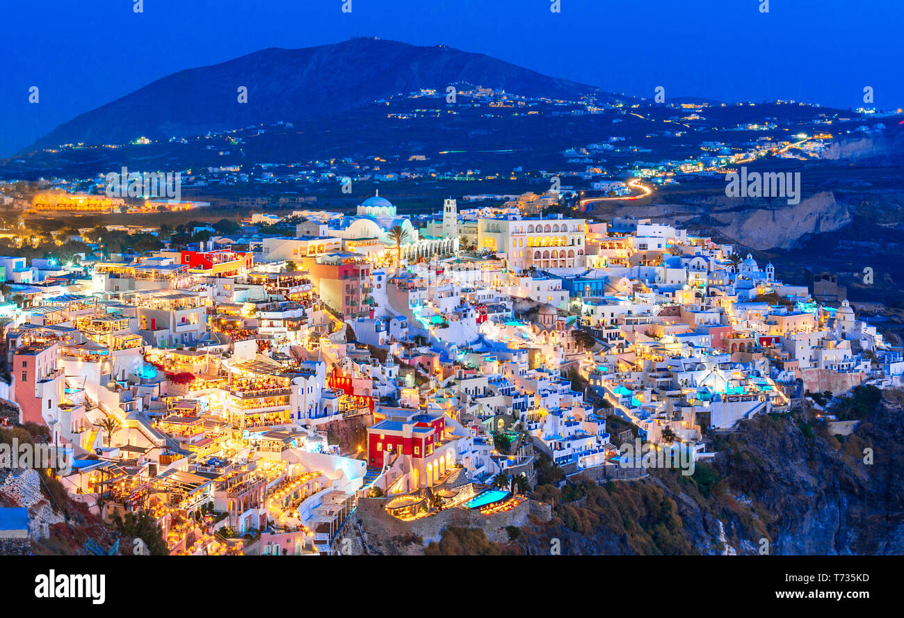 Fira, Santorini, Griechenland. Überblick über die Klippen Stadt Thira Fira, mit dem traditionellen und dem berühmten weißen Häusern über die Caldera, Aegean se Stockfoto