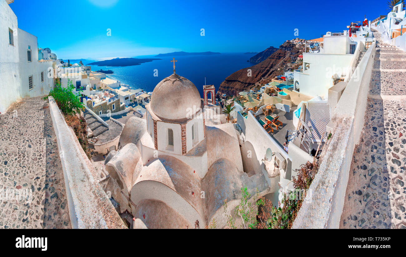 Fira, Santorini - Griechische Inseln Sehenswürdigkeiten mit weißen Dorf, gepflasterten Wegen der griechisch-orthodoxen Kirche und blau Sonnenuntergang über der Caldera. Kykladen, Griechenland Stockfoto