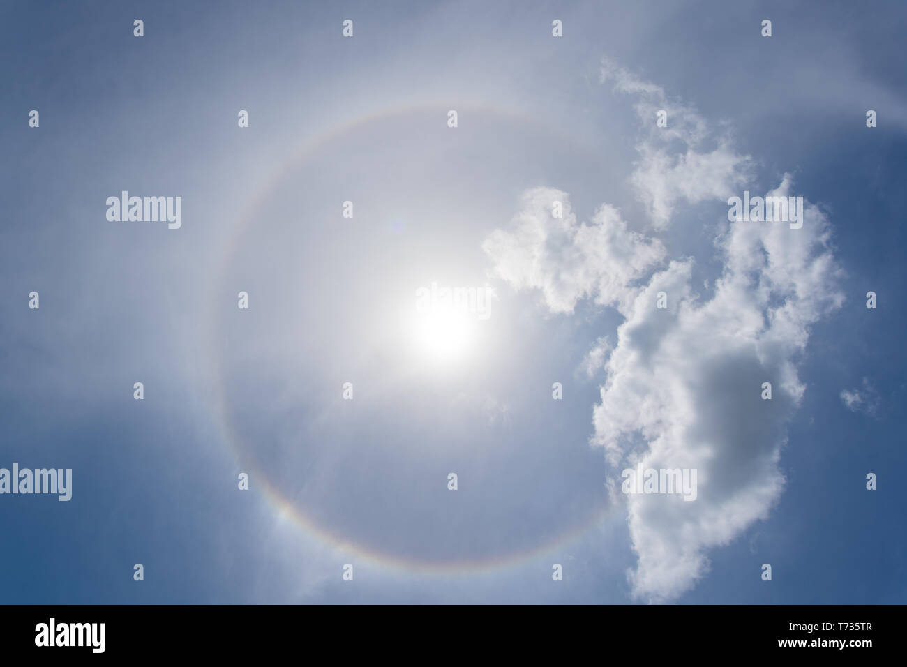 Santa Clara, Kuba. Mai 03, 2019: Ein solar Halo in den Himmel sichtbar um 13:27:32 Kuba Zeit Stockfoto