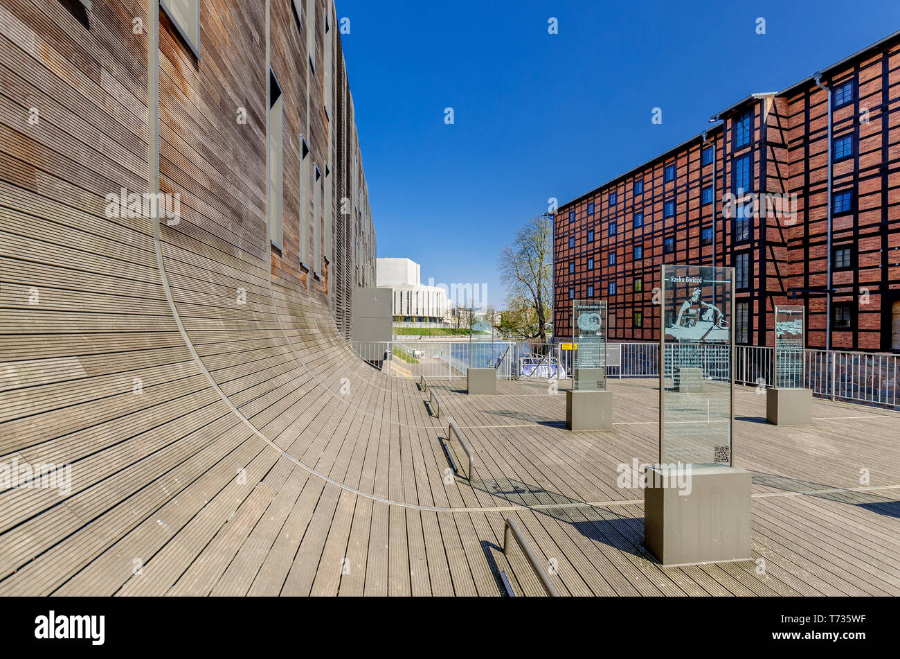 Bydgoszcz, Kuyavian - Provinz Pommern, Polen. 19. Rothers Mühlen, Marina Gebäude, Opera Nova Gebäude im Hintergrund. Stockfoto