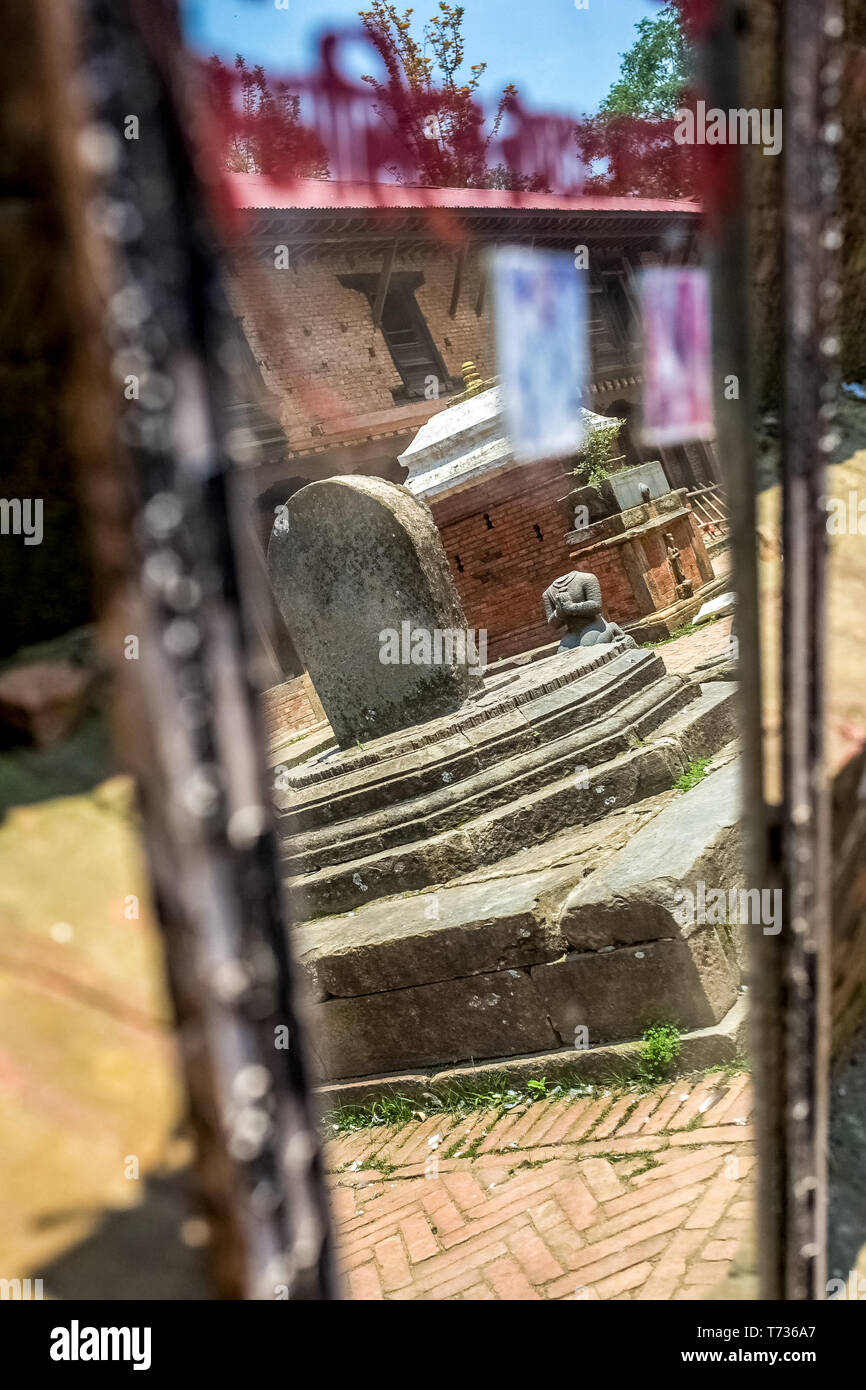 Beschädigte Skulptur an der alten Changu Narayan Tempel, in Bhaktapur, nach einem Erdbeben der Stärke 7,8 in Nepal um 11:56 Uhr, am 25. April 2015. Bhak Stockfoto