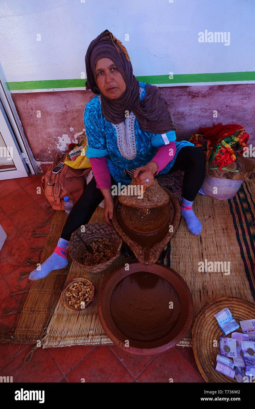 Frau schleifen Der arganbaum (Argania spinosa) Schalenfrüchte in Kooperativen östlich von Essaouira, die in einem bestimmten Teil des südwestlichen Marokko und ar wachsen Stockfoto