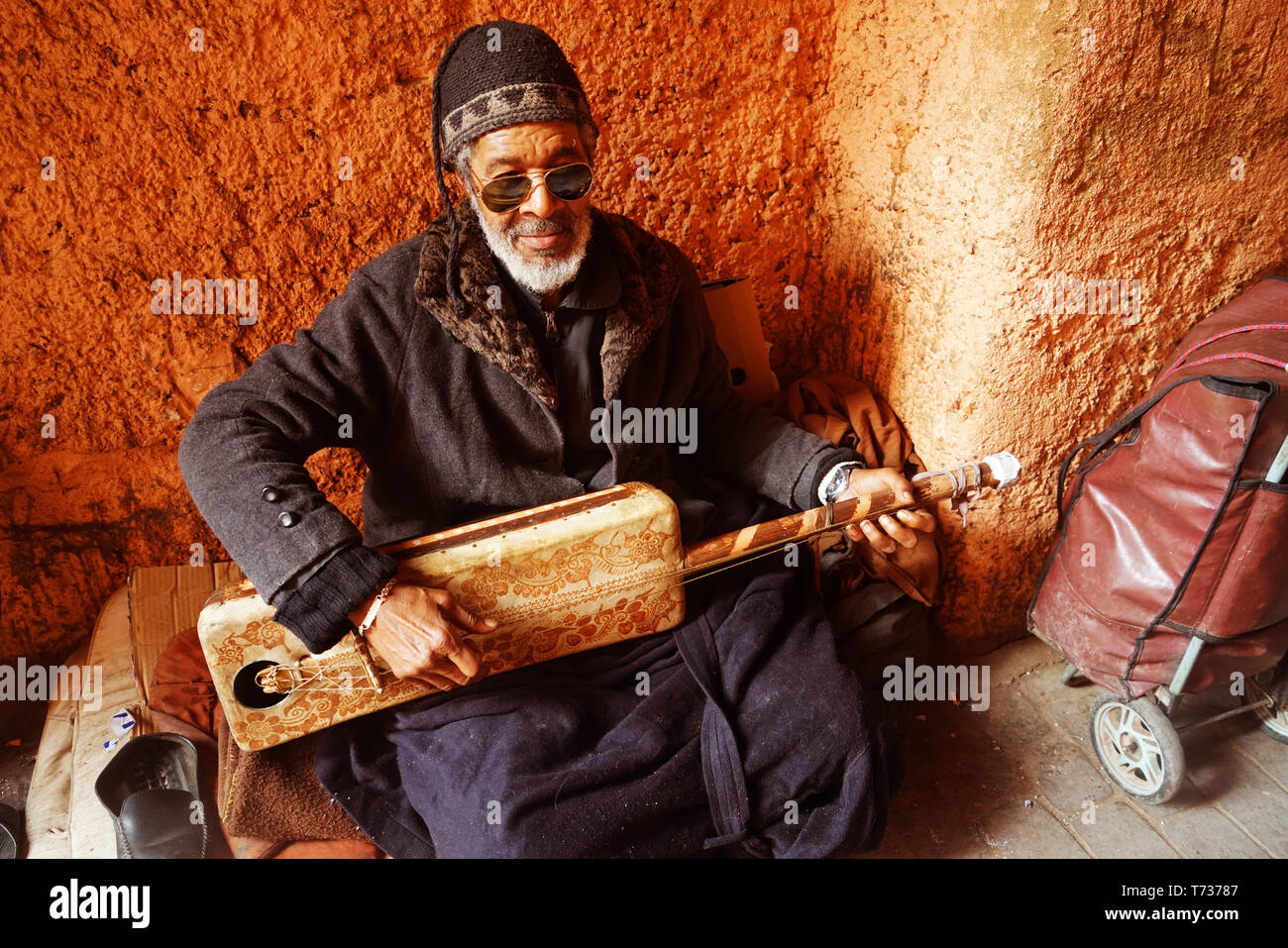 Die Klänge einer gimbri (auch bekannt als sintir oder hajhuj), fängt das Ohr in einem marrakesch Souk (Markt). Die drei Saiten sind mit einem Tuning n abgestimmt Stockfoto