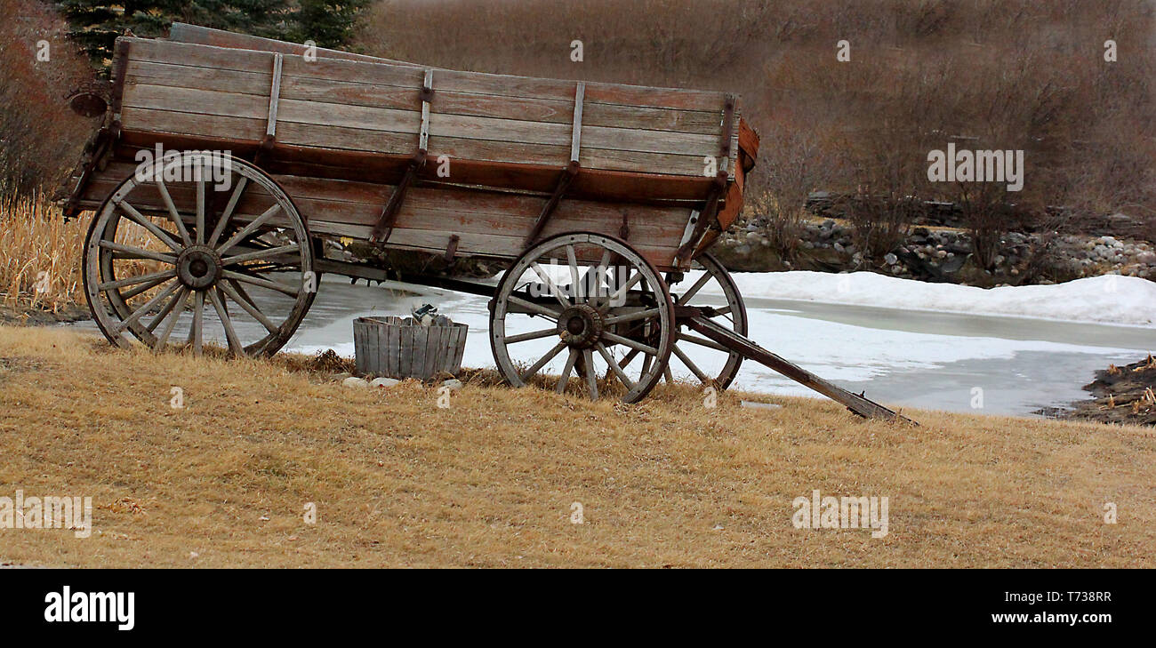 Alte historische Gehöfte und landwirtschaftlichen Maschinen und Wagen Punkt der Landschaft, der Prärien in Kanada wie diesem in der Nähe von Calgary, Alberta, Kanada Stockfoto