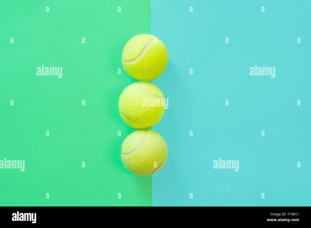 Großes Tennis ball auf blauem Hintergrund. minimal Design Ansicht von oben Stockfoto