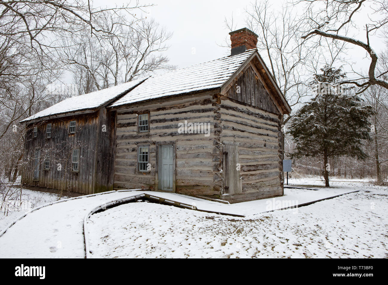 Alte Kabine in Point Pelee National Park. Delaurier Homestead an einem bewölkten Tag kalte Winter mit Schnee und Eis Stockfoto