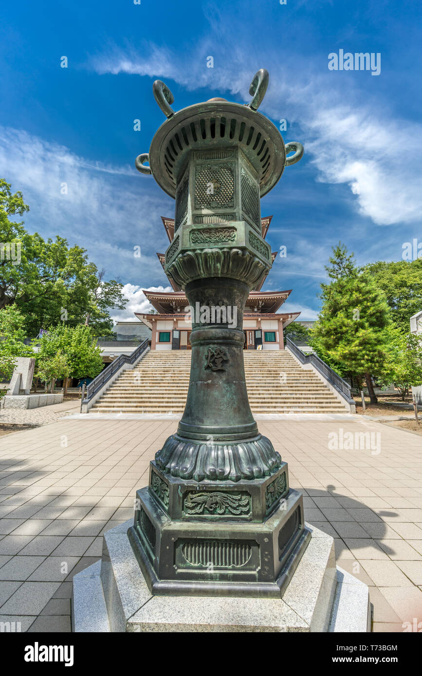 Nagano City, Japan - August 04, 2017 - 'Dedication' Inschrift in Bronze Laternen (Tourou) vor der Nihon Chureiden Schrein, das Kriegerdenkmal pagod Stockfoto