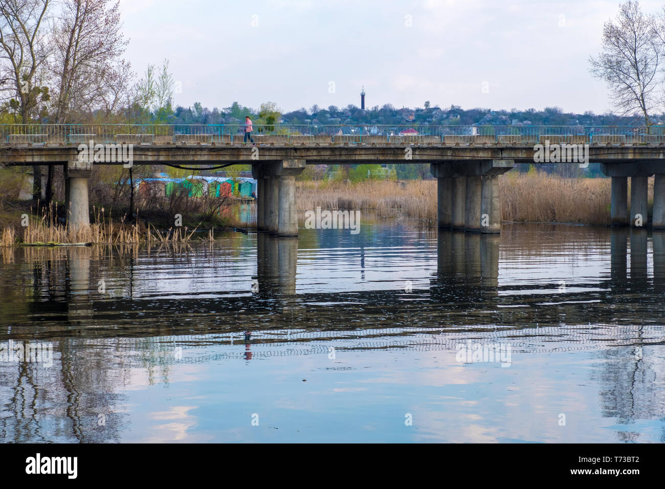 Region Kiew, Ukraine - April 21, 2019: Die Brücke in der Stadt Ukrainka, Kiew, Ukraine Stockfoto