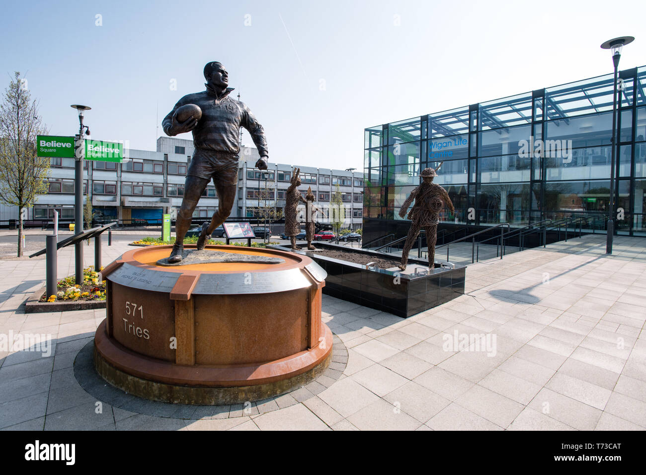 Statue von Wigan Warriors Rugby-Spieler Billy Boston in Wigan Town Center. Lancashire, Großbritannien. Stockfoto
