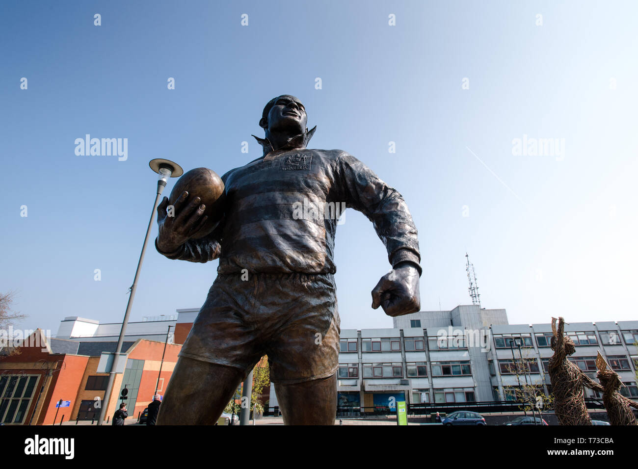 Statue von Wigan Warriors Rugby-Spieler Billy Boston in Wigan Town Center. Lancashire, Großbritannien. Stockfoto