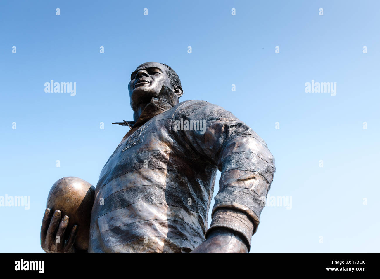 Statue von Wigan Warriors Rugby-Spieler Billy Boston in Wigan Town Center. Lancashire, Großbritannien. Stockfoto