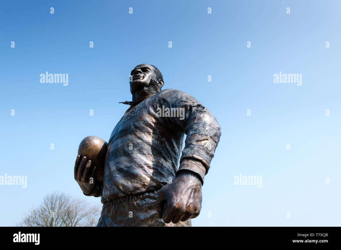 Statue von Wigan Warriors Rugby-Spieler Billy Boston in Wigan Town Center. Lancashire, Großbritannien. Stockfoto