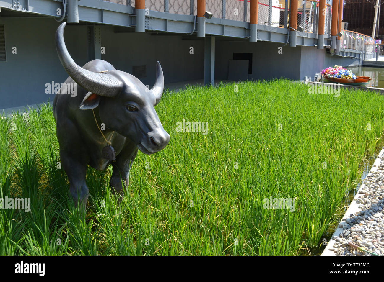 Mailand/Italien - 30. Juni 2015: Blick auf einen grünen Reis Camp mit Skulptur der große Hörner Ochse stehend auf der Thailand Pavillon der EXPO Milano 2015. Stockfoto