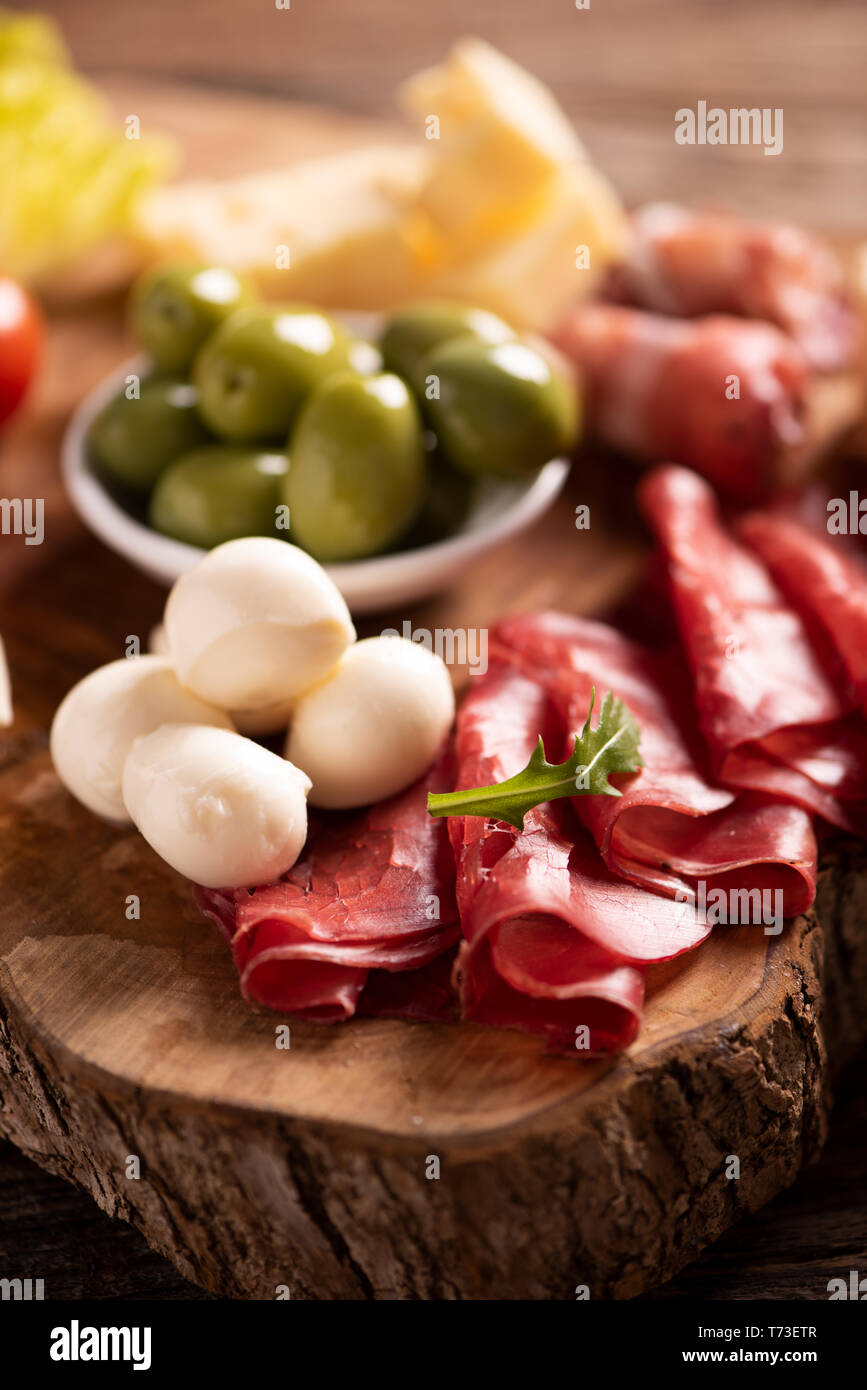 Antipasto catering Plattenteller mit Oliven, ruckartig, Salami und Käse aus der Nähe Stockfoto